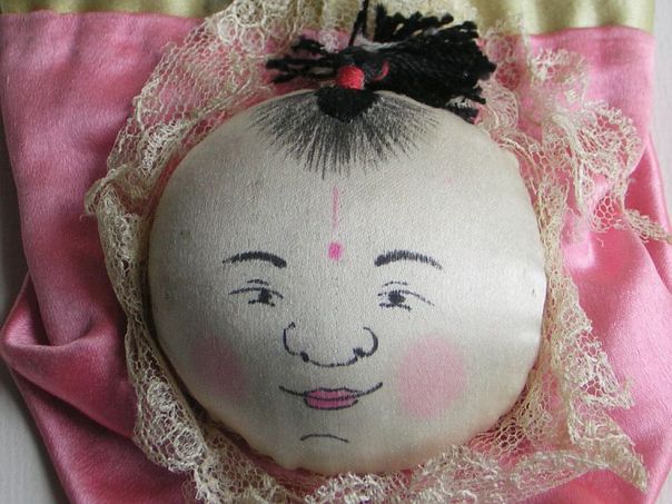 Pin cushion – Lying boy in pink - (3056)
